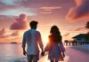 Traumhafte Flitterwochen auf den Malediven: Eure perfekte Hochzeitsreise Sonnenuntergang am Strand mit einem verliebten Paar